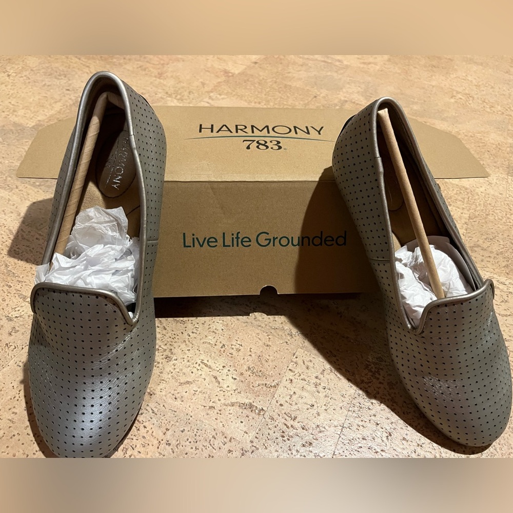 Harmony 783 silver leather loafers grounding shoes. Size 8.5